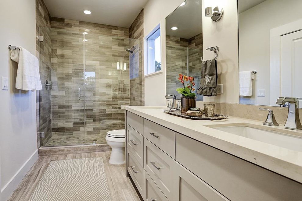 Foto de cuarto de baño tradicional renovado con lavabo bajoencimera, armarios estilo shaker y ducha empotrada