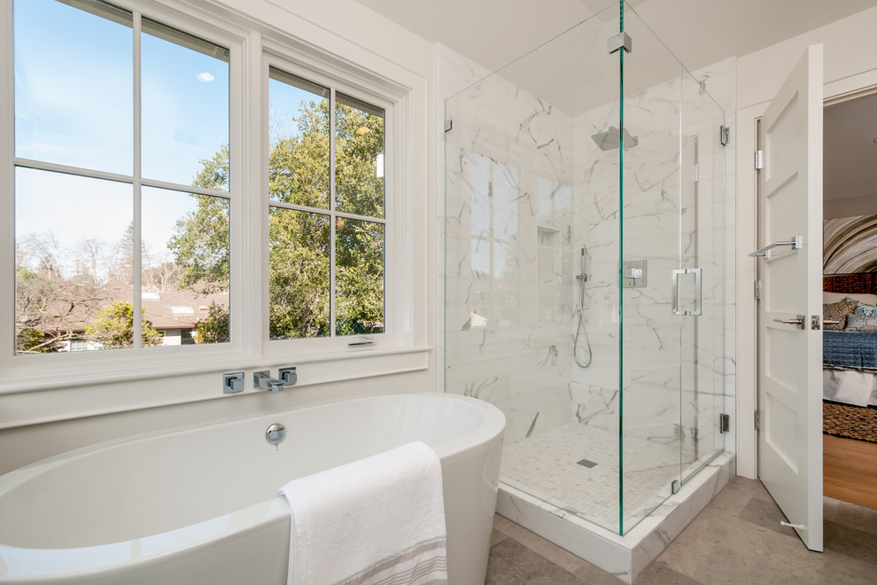 Свежая идея для дизайна: ванная комната в стиле неоклассика (современная классика) с белой плиткой и каменной плиткой - отличное фото интерьера