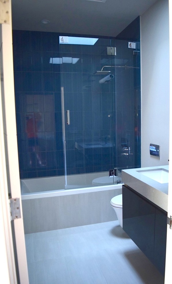 Immagine di una stanza da bagno padronale contemporanea di medie dimensioni con ante lisce, vasca ad angolo, vasca/doccia, WC monopezzo, pareti bianche, lavabo sottopiano, ante in legno bruno e top in saponaria