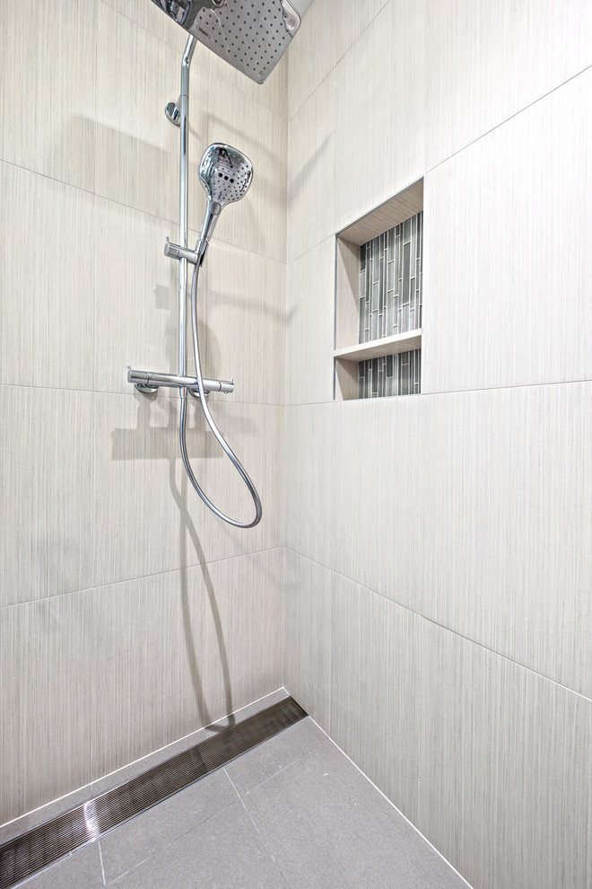 Idéer för små funkis badrum med dusch, med släta luckor, grå skåp, en kantlös dusch, en toalettstol med separat cisternkåpa, beige kakel, porslinskakel, vita väggar, betonggolv, ett fristående handfat, bänkskiva i akrylsten, grått golv och dusch med gångjärnsdörr