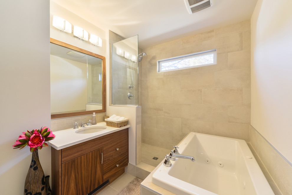Modern inredning av ett litet badrum med dusch, med släta luckor, skåp i mellenmörkt trä, ett platsbyggt badkar, en dusch i en alkov, beige kakel, porslinskakel, vita väggar, klinkergolv i porslin, ett undermonterad handfat, bänkskiva i akrylsten, beiget golv och med dusch som är öppen