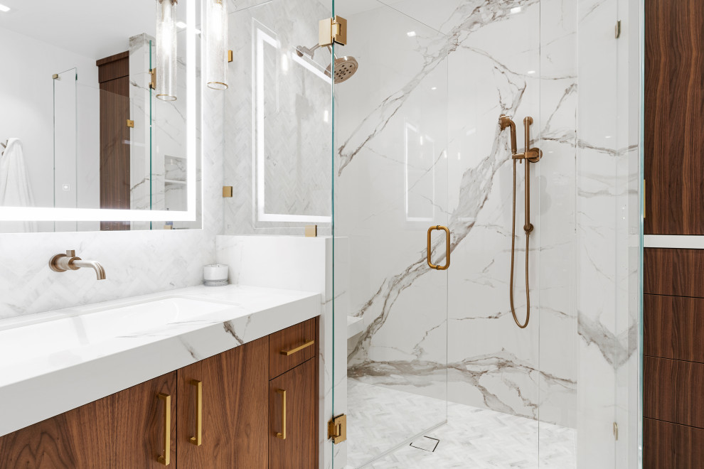 Стильный дизайн: ванная комната в современном стиле с фасадами цвета дерева среднего тона - последний тренд