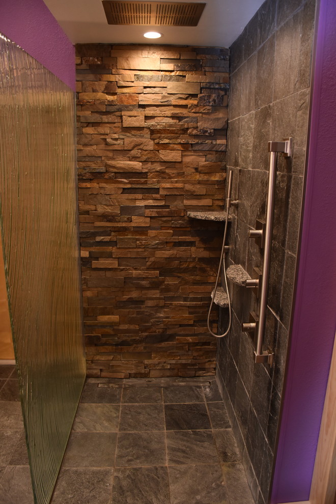 Ejemplo de cuarto de baño actual de tamaño medio con armarios con paneles lisos, ducha empotrada, urinario, paredes púrpuras, suelo de pizarra, lavabo sobreencimera, encimera de acrílico y ducha abierta