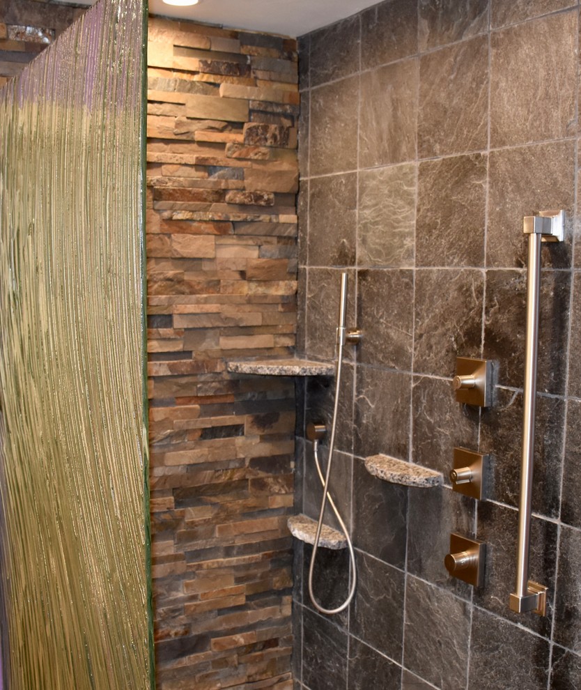 Réalisation d'une douche en alcôve design de taille moyenne avec un placard à porte plane, un urinoir, un mur violet, un sol en ardoise, une vasque, un plan de toilette en surface solide et aucune cabine.