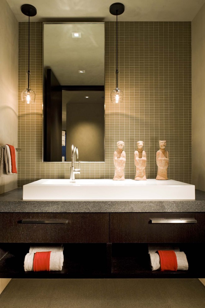 Kleines Modernes Duschbad mit Einbauwaschbecken, dunklen Holzschränken, beigen Fliesen, Glasfliesen, beiger Wandfarbe, Marmor-Waschbecken/Waschtisch und flächenbündigen Schrankfronten in Denver