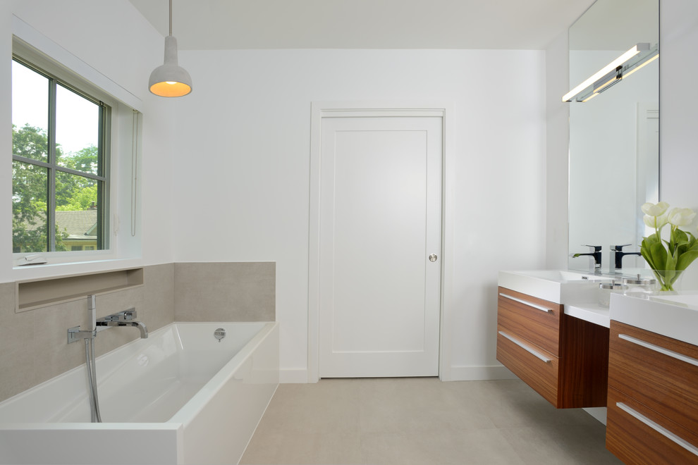 Пример оригинального дизайна: главная ванная комната среднего размера в современном стиле с плоскими фасадами, фасадами цвета дерева среднего тона, ванной в нише, душем в нише, раздельным унитазом, коричневой плиткой, белыми стенами, бетонным полом, монолитной раковиной, белым полом и открытым душем