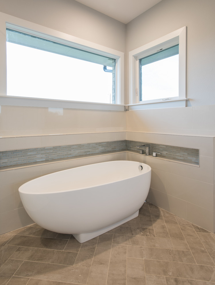 Idéer för att renovera ett stort vintage en-suite badrum, med skåp i shakerstil, vita skåp, ett fristående badkar, en kantlös dusch, grå kakel, porslinskakel, grå väggar, klinkergolv i porslin och ett undermonterad handfat