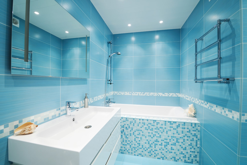 На фото: ванная комната в современном стиле с плиткой мозаикой и зеркалом с подсветкой
