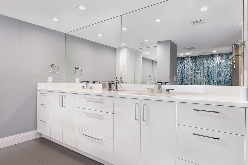 Idee per una grande stanza da bagno padronale minimal con ante lisce, ante bianche, doccia aperta, piastrelle blu, pareti grigie, lavabo da incasso, pavimento grigio e top bianco