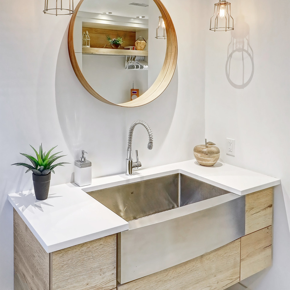 Modelo de cuarto de baño actual pequeño con armarios con paneles lisos, puertas de armario beige, paredes blancas y encimeras blancas