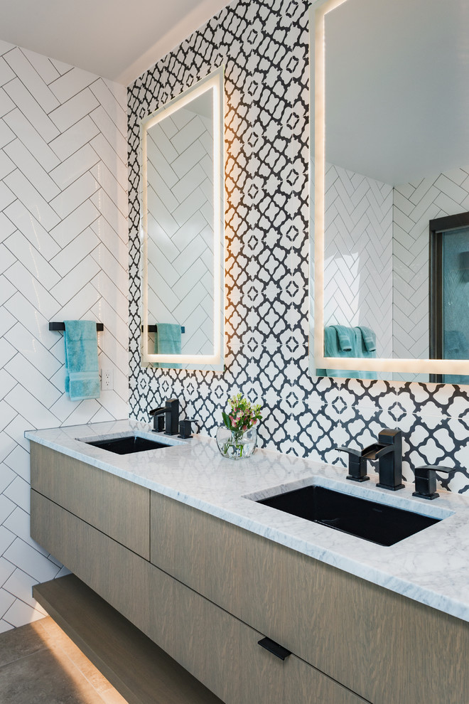 На фото: главная ванная комната в современном стиле с плоскими фасадами, белыми стенами, врезной раковиной и белой столешницей