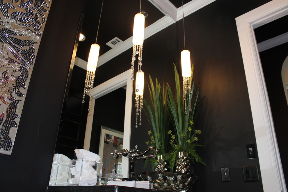 Großes Modernes Badezimmer mit weißen Schränken, Wandtoilette mit Spülkasten, schwarzer Wandfarbe, Betonboden, Aufsatzwaschbecken und Granit-Waschbecken/Waschtisch in Austin