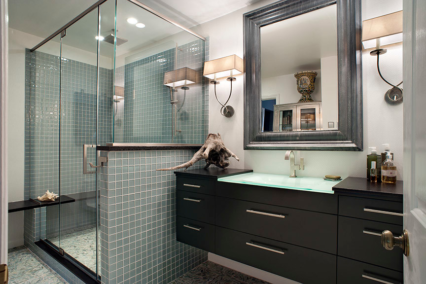 Idee per una stanza da bagno padronale design di medie dimensioni con lavabo integrato, ante lisce, ante nere, top in granito, doccia ad angolo, piastrelle blu, piastrelle di vetro, pareti grigie e pavimento con piastrelle di ciottoli