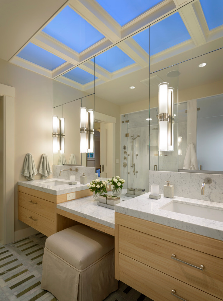 На фото: главная ванная комната в стиле неоклассика (современная классика) с врезной раковиной, плоскими фасадами и светлыми деревянными фасадами