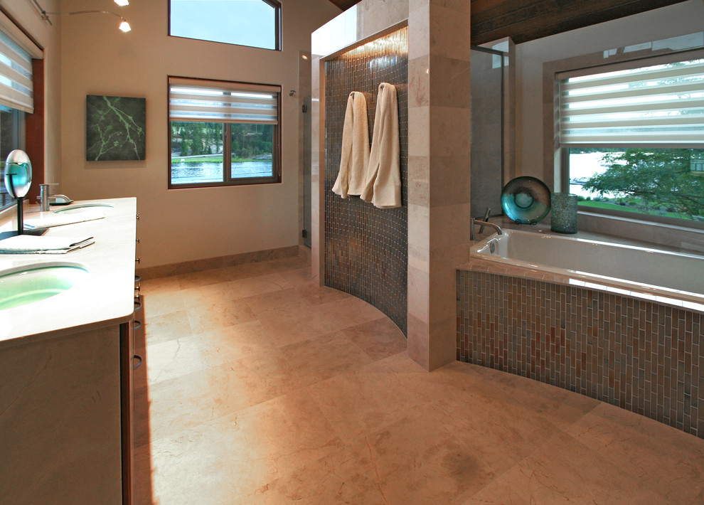 Idéer för ett stort modernt en-suite badrum, med ett badkar i en alkov, en hörndusch, beige kakel, keramikplattor, vita väggar, klinkergolv i keramik, ett undermonterad handfat och bänkskiva i akrylsten