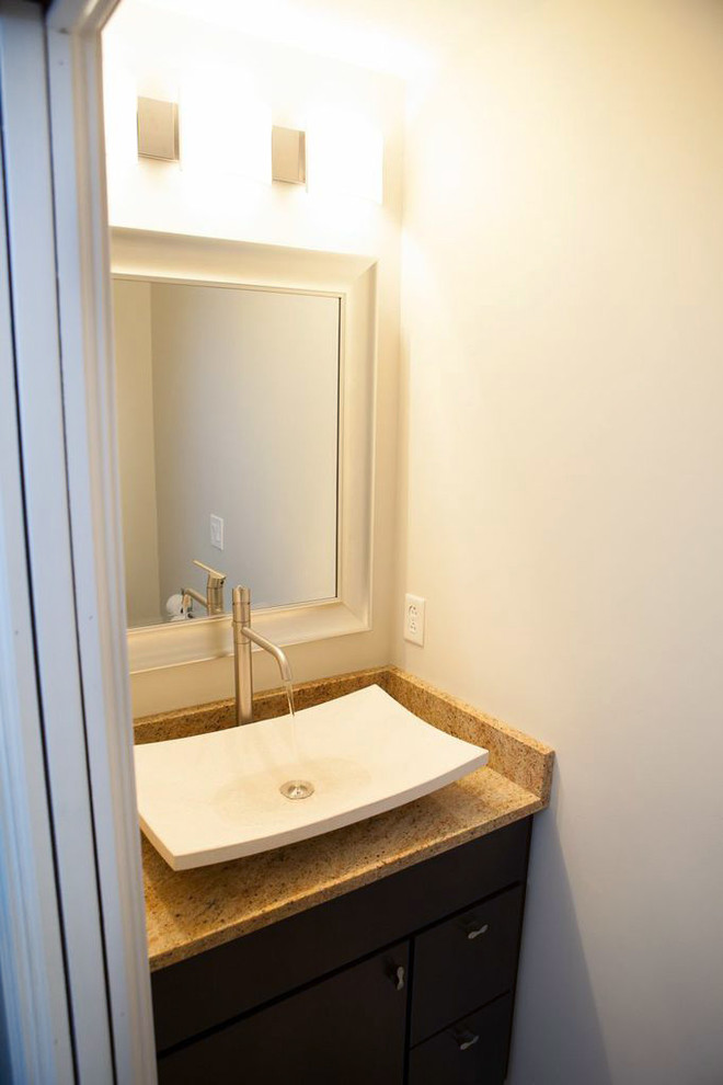 Foto de cuarto de baño contemporáneo de tamaño medio con lavabo bajoencimera, armarios con paneles lisos, puertas de armario grises, encimera de cuarzo compacto, paredes grises y suelo de baldosas de porcelana