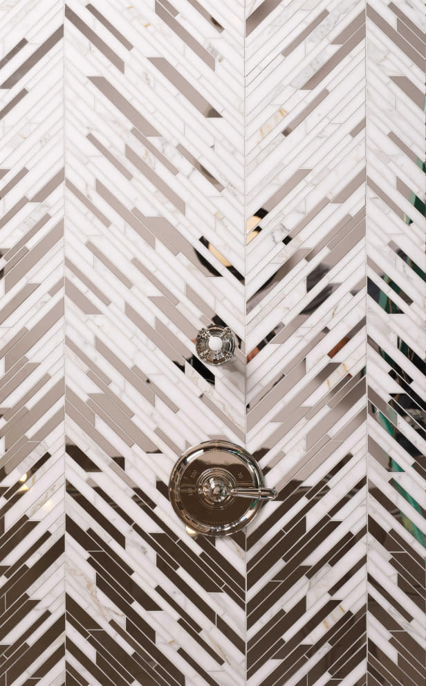 Immagine di una grande stanza da bagno padronale moderna con piastrelle multicolore, piastrelle di marmo, pareti bianche, pavimento con piastrelle a mosaico e pavimento multicolore