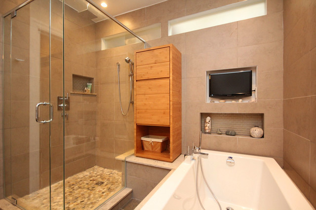 На фото: главная ванная комната в современном стиле с плоскими фасадами, накладной ванной, угловым душем, унитазом-моноблоком, бежевой плиткой, керамической плиткой, врезной раковиной, столешницей из известняка и полом из галечной плитки
