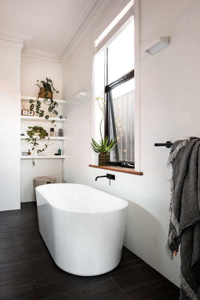 Inspiration för stora moderna en-suite badrum, med vita skåp, ett fristående badkar, porslinskakel och vita väggar