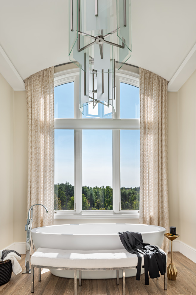 Diseño de cuarto de baño principal minimalista grande con bañera exenta, ducha doble, baldosas y/o azulejos blancos y baldosas y/o azulejos de piedra
