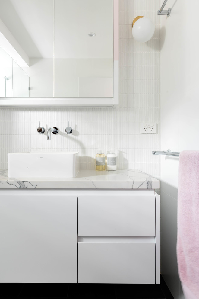Идея дизайна: ванная комната в морском стиле с плоскими фасадами, белыми фасадами, белой плиткой, плиткой мозаикой, белыми стенами, настольной раковиной и белой столешницей