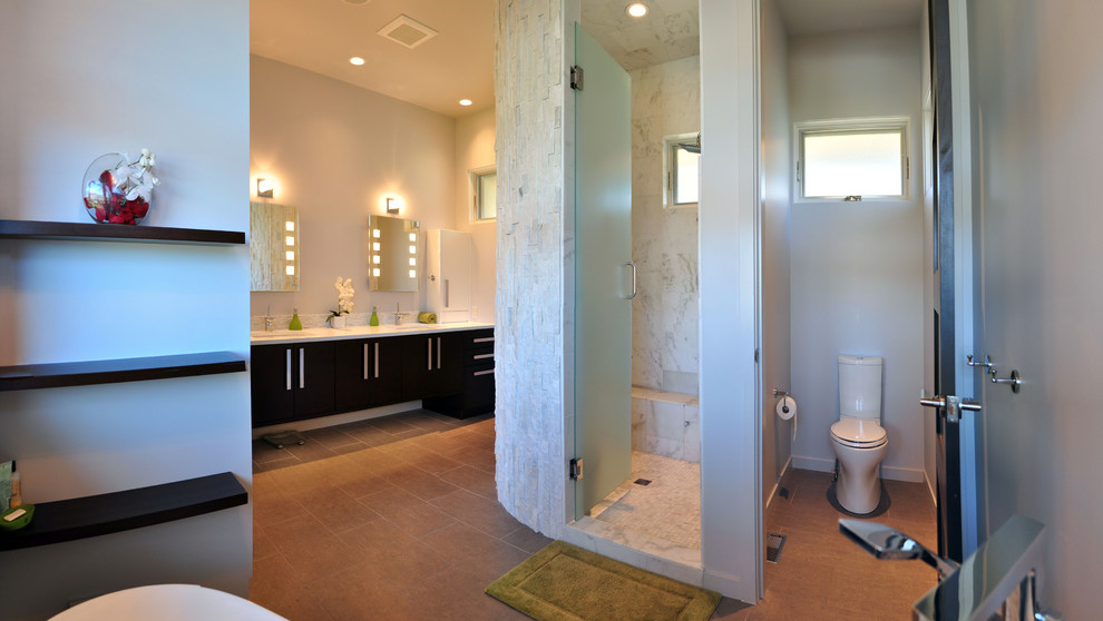 Modernes Badezimmer En Suite mit Unterbauwaschbecken, flächenbündigen Schrankfronten, dunklen Holzschränken, Granit-Waschbecken/Waschtisch, freistehender Badewanne, weißer Wandfarbe, Duschnische, Toilette mit Aufsatzspülkasten und Keramikboden in Calgary