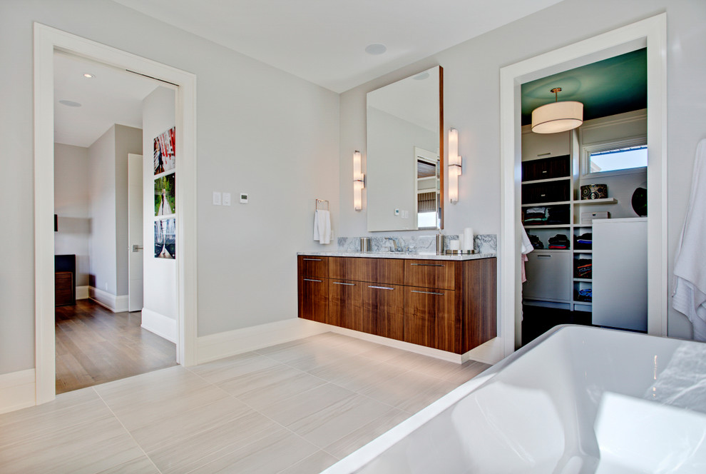 Aménagement d'une salle de bain contemporaine.
