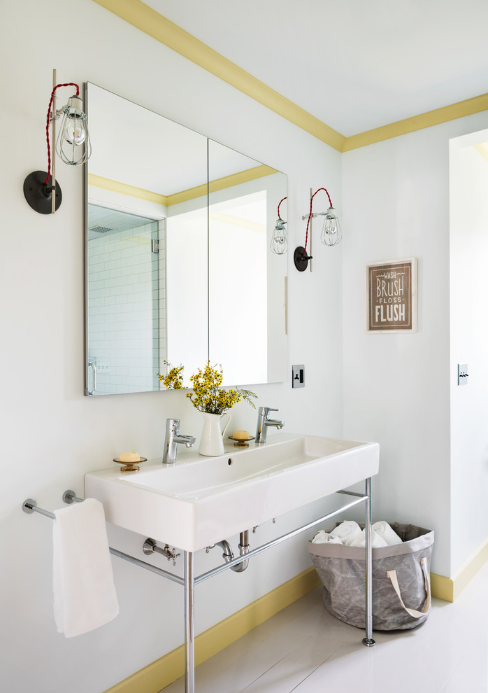 Foto di una stanza da bagno per bambini tradizionale con pareti bianche, lavabo a consolle e pavimento in legno verniciato