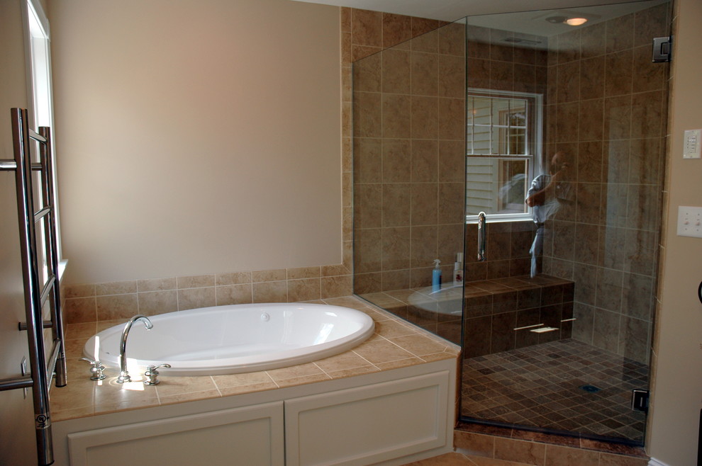 Imagen de cuarto de baño principal campestre grande con ducha doble y ducha con puerta con bisagras
