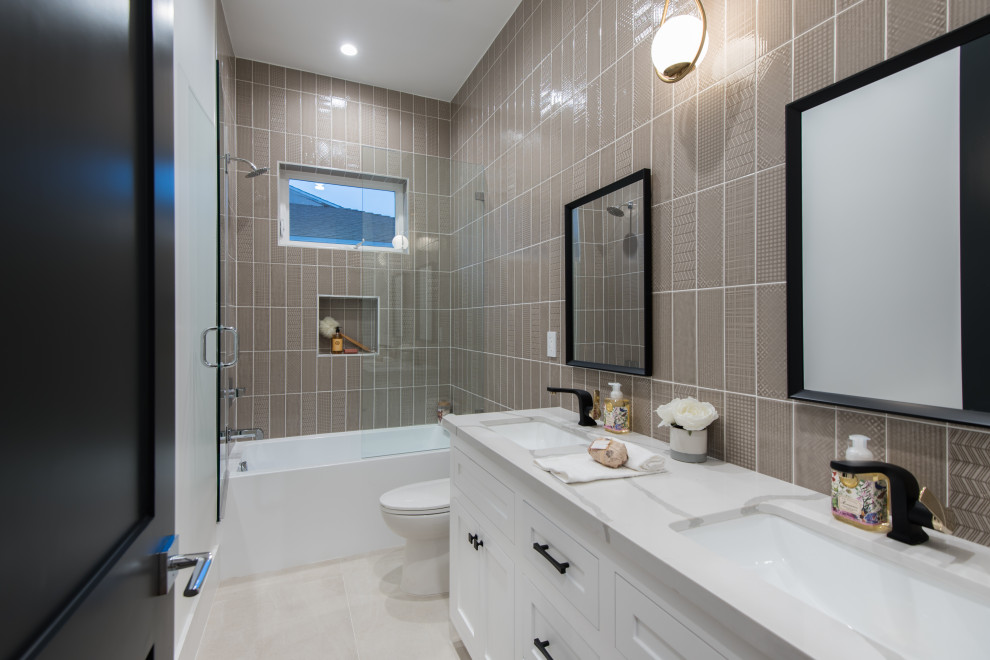 Inspiration för mellanstora moderna grått badrum med dusch, med skåp i shakerstil, vita skåp, ett badkar i en alkov, en dusch/badkar-kombination, en toalettstol med separat cisternkåpa, grå kakel, vita väggar, ett undermonterad handfat och beiget golv