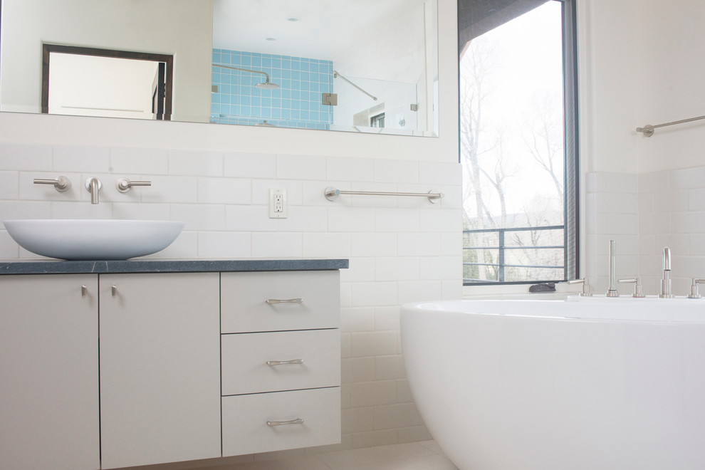 Источник вдохновения для домашнего уюта: главная ванная комната среднего размера в современном стиле с настольной раковиной, плоскими фасадами, белыми фасадами, отдельно стоящей ванной, белой плиткой, керамической плиткой и белыми стенами