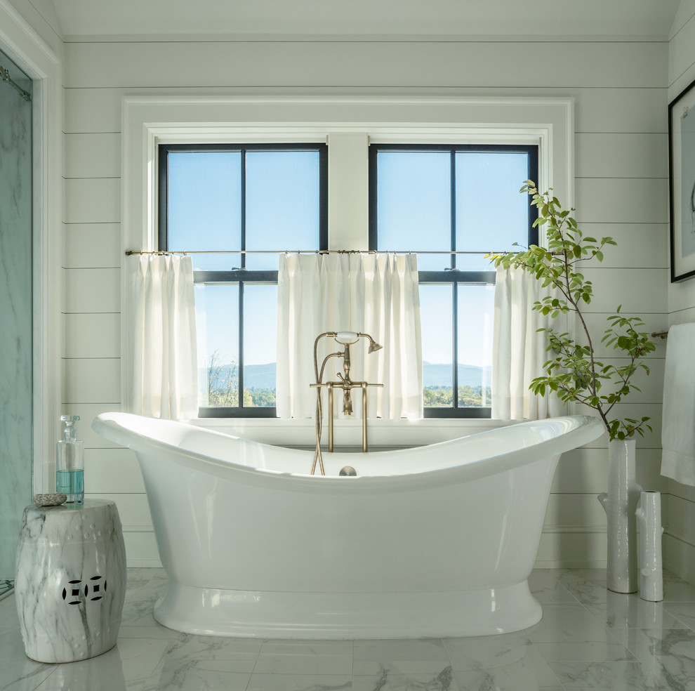 Idéer för ett lantligt badrum, med ett fristående badkar, en dusch/badkar-kombination och beige väggar