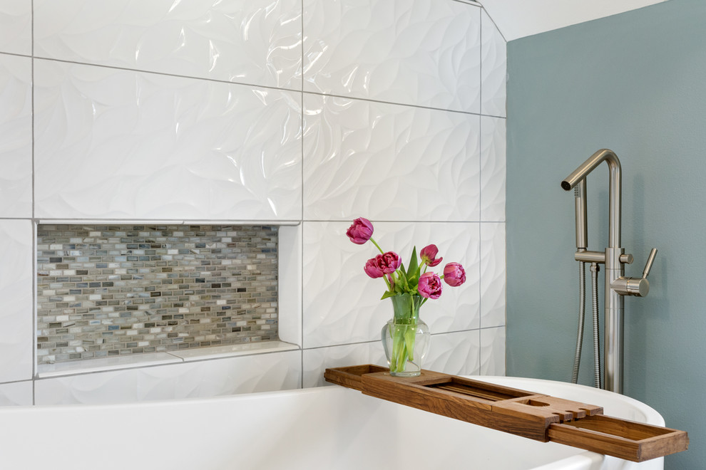 Ejemplo de cuarto de baño principal actual de tamaño medio con bañera exenta, baldosas y/o azulejos azules, baldosas y/o azulejos de porcelana y paredes azules
