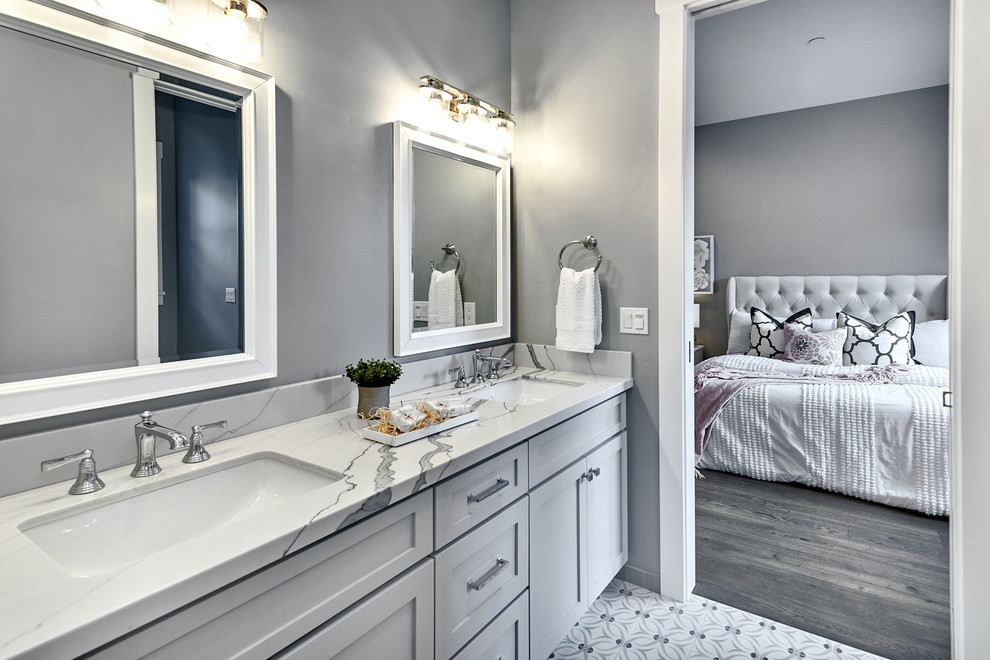 Пример оригинального дизайна: детская ванная комната среднего размера в современном стиле с плоскими фасадами, серыми фасадами, накладной ванной, душем над ванной, унитазом-моноблоком, серой плиткой, керамогранитной плиткой, серыми стенами, полом из керамической плитки, врезной раковиной, столешницей из искусственного кварца, белым полом, душем с распашными дверями и белой столешницей