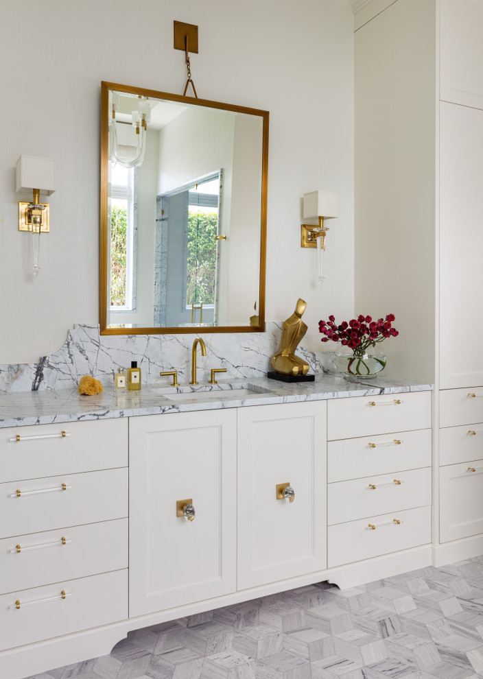 Modernes Badezimmer mit weißen Schränken, weißer Wandfarbe, Unterbauwaschbecken, bunter Waschtischplatte, buntem Boden und Schrankfronten mit vertiefter Füllung in Miami