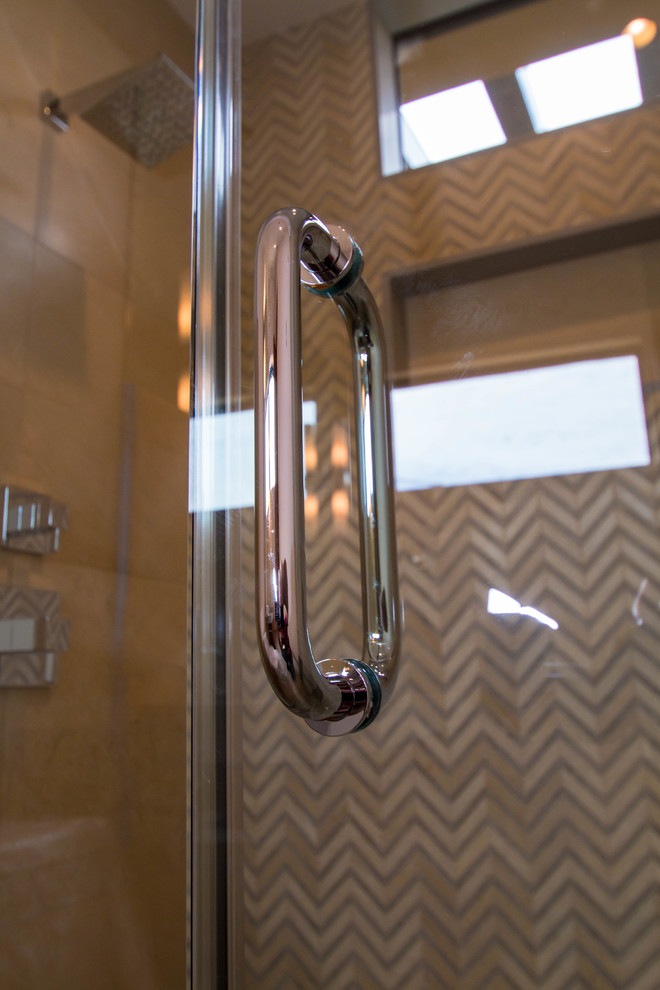 Immagine di un'ampia stanza da bagno padronale contemporanea con doccia aperta