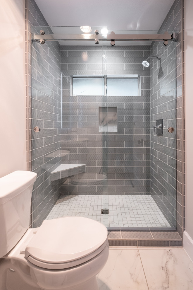 Exempel på ett litet modernt badrum, med vita skåp, en dusch i en alkov, en toalettstol med separat cisternkåpa, klinkergolv i porslin, ett piedestal handfat, vitt golv och dusch med skjutdörr