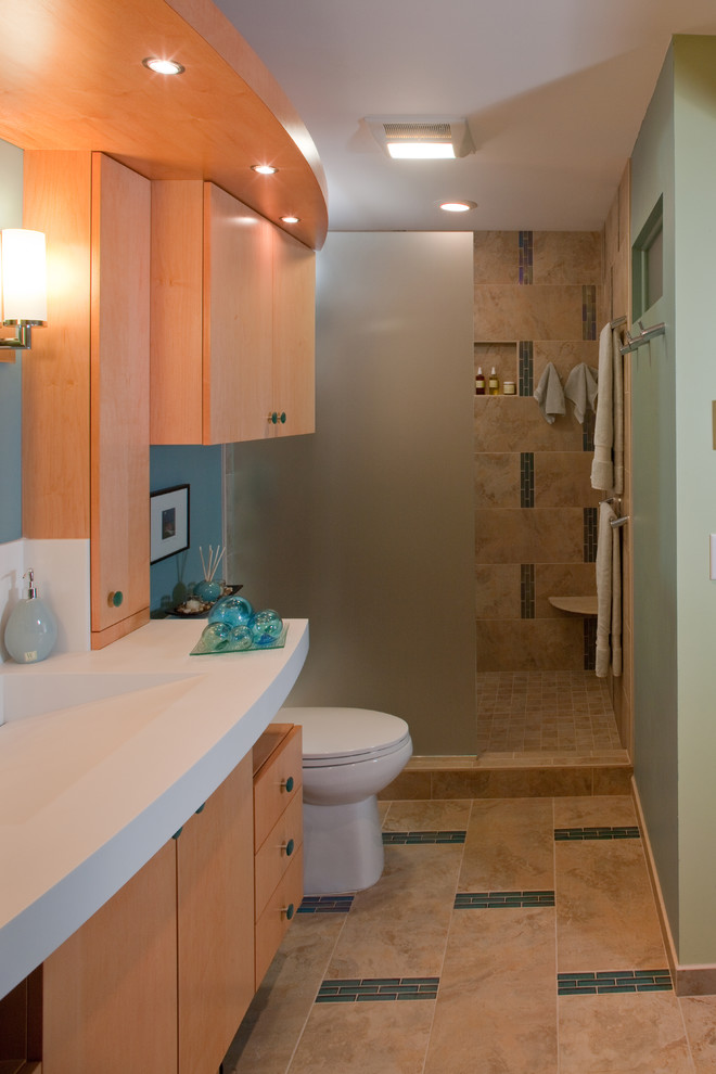 Идея дизайна: ванная комната среднего размера в современном стиле с плоскими фасадами, светлыми деревянными фасадами, душем в нише, бежевой плиткой, зеленой плиткой, керамической плиткой, зелеными стенами, полом из керамической плитки, душевой кабиной, монолитной раковиной, столешницей из искусственного камня, бежевым полом и открытым душем