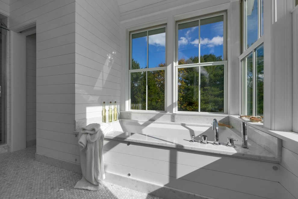 Стильный дизайн: главная ванная комната среднего размера в современном стиле с полновстраиваемой ванной, серой плиткой, плиткой мозаикой, белыми фасадами, белыми стенами, полом из мозаичной плитки и мраморной столешницей - последний тренд