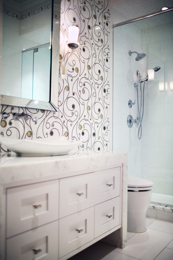 На фото: ванная комната среднего размера в современном стиле с врезной раковиной, фасадами островного типа, черными фасадами, мраморной столешницей, белой плиткой, керамической плиткой, белыми стенами, полом из керамической плитки и угловым душем