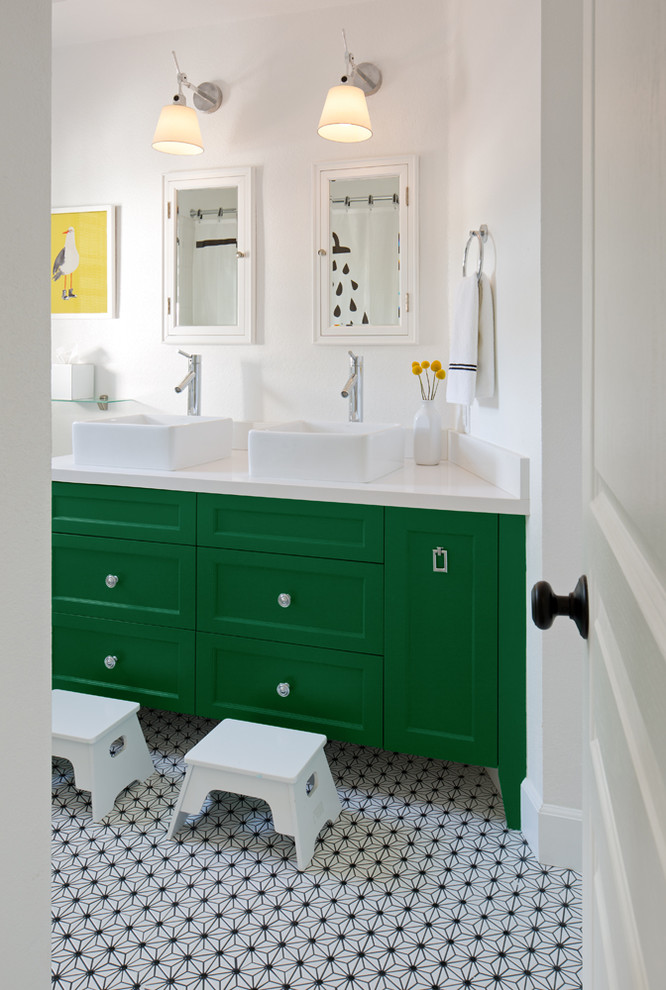 Diseño de cuarto de baño tradicional renovado con armarios estilo shaker, puertas de armario verdes, paredes blancas, lavabo sobreencimera y suelo blanco