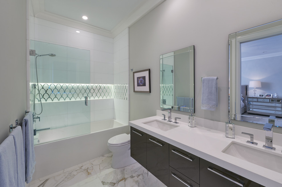 Exempel på ett stort modernt en-suite badrum, med släta luckor, grå skåp, ett badkar i en alkov, en dusch i en alkov, en toalettstol med hel cisternkåpa, vit kakel, mosaik, beige väggar, marmorgolv, ett undermonterad handfat och bänkskiva i kvartsit