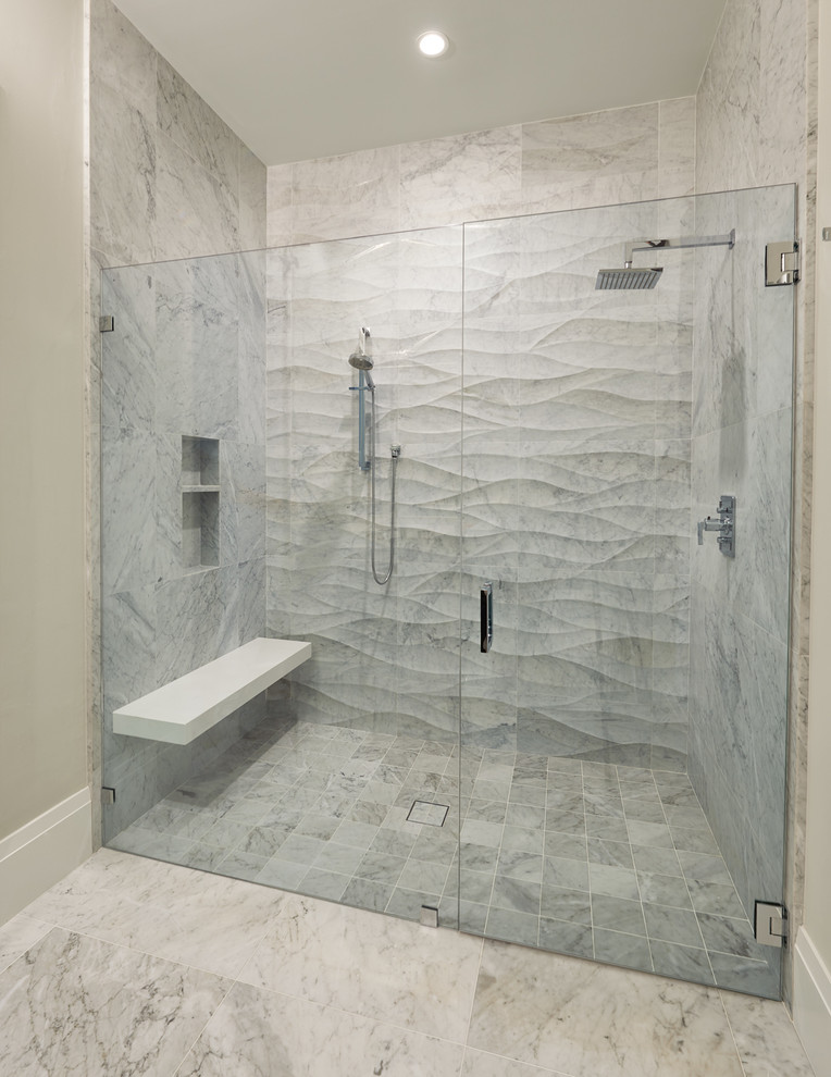Idéer för att renovera ett stort funkis badrum med dusch, med släta luckor, grå skåp, en kantlös dusch, en toalettstol med hel cisternkåpa, grå kakel, stenkakel, beige väggar, marmorgolv och ett undermonterad handfat