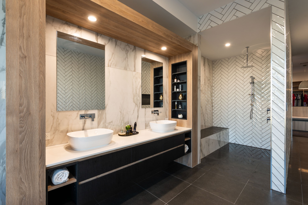 Inspiration för moderna vitt en-suite badrum, med släta luckor, svarta skåp, en öppen dusch, vit kakel, ett fristående handfat, svart golv och med dusch som är öppen
