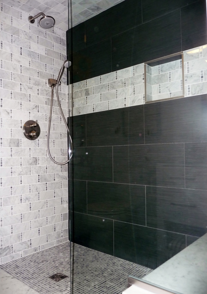 Idee per una stanza da bagno padronale chic di medie dimensioni con consolle stile comò, ante bianche, doccia doppia, WC a due pezzi, piastrelle grigie, piastrelle in pietra, pareti grigie, pavimento in gres porcellanato, lavabo sottopiano e top in marmo