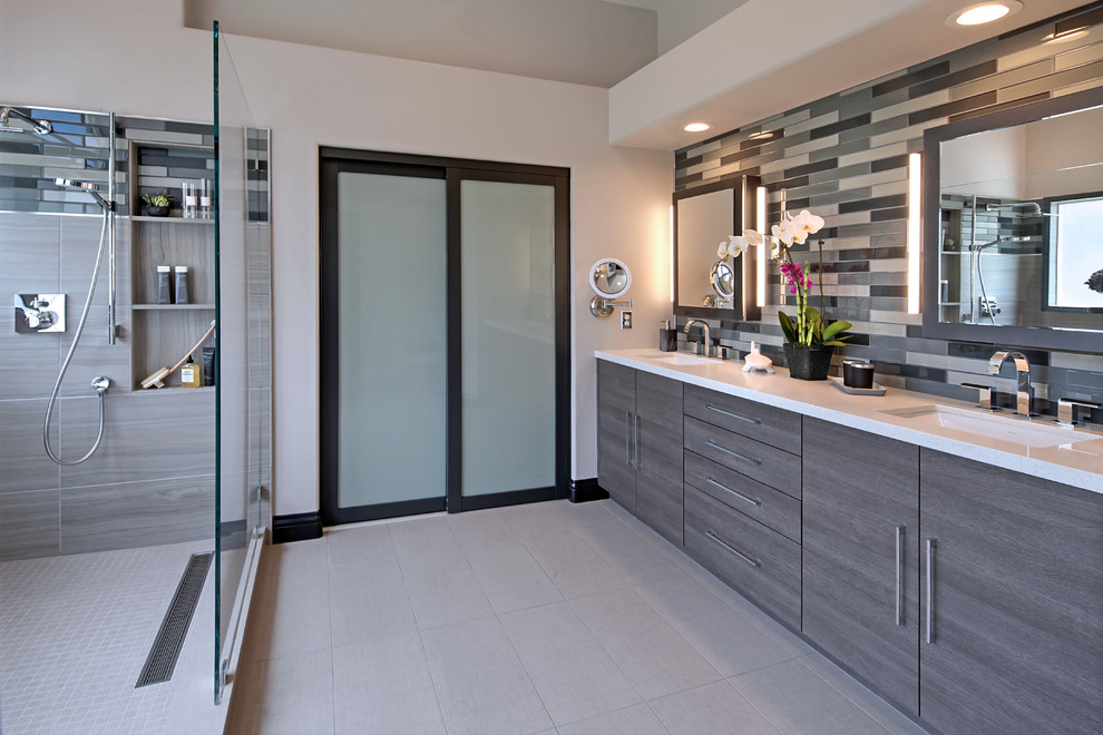 Exempel på ett mellanstort modernt en-suite badrum, med släta luckor, grå skåp, en öppen dusch, grå kakel, glaskakel, grå väggar, klinkergolv i porslin, ett undermonterad handfat, bänkskiva i kvarts och med dusch som är öppen