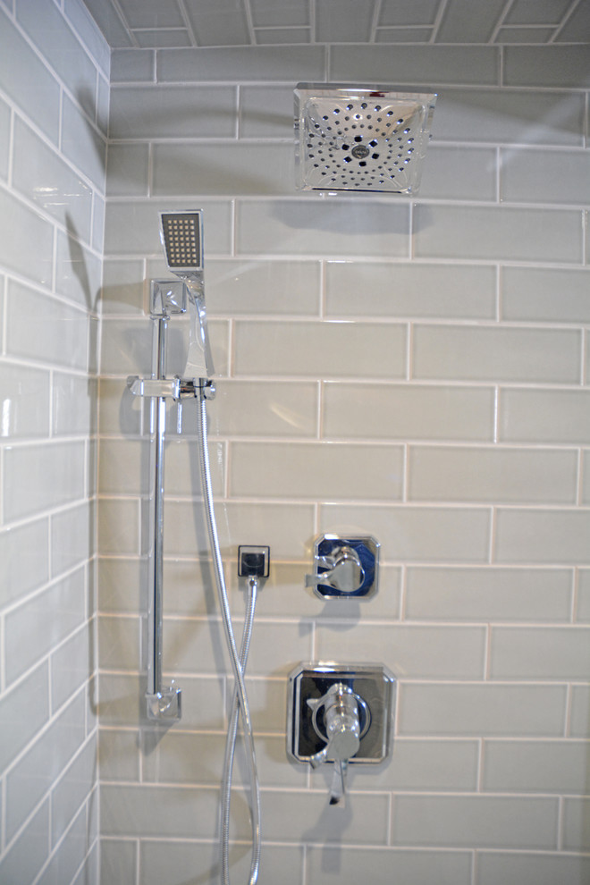 Idéer för ett mellanstort modernt vit badrum med dusch, med släta luckor, grå skåp, en dusch i en alkov, en toalettstol med separat cisternkåpa, grå kakel, porslinskakel, grå väggar, klinkergolv i porslin, ett undermonterad handfat, bänkskiva i kvarts, vitt golv och dusch med gångjärnsdörr