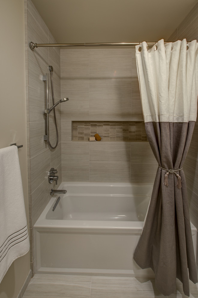 サンフランシスコにある低価格の小さなトラディショナルスタイルのおしゃれな浴室 (アルコーブ型浴槽、シャワー付き浴槽	、ベージュの壁、磁器タイルの床、グレーのタイル) の写真