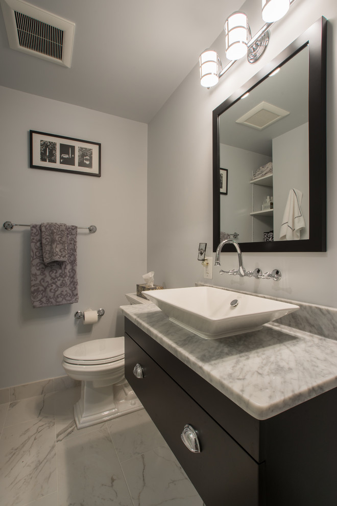 Cette photo montre une salle de bain tendance de taille moyenne avec une vasque et un mur gris.