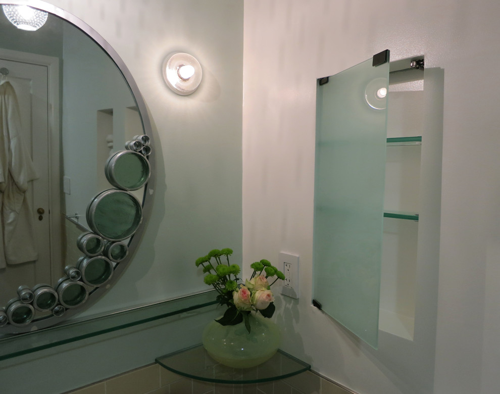 Kleines Modernes Badezimmer En Suite mit Sockelwaschbecken, bodengleicher Dusche, Wandtoilette mit Spülkasten, Keramikfliesen, blauer Wandfarbe und farbigen Fliesen in San Francisco